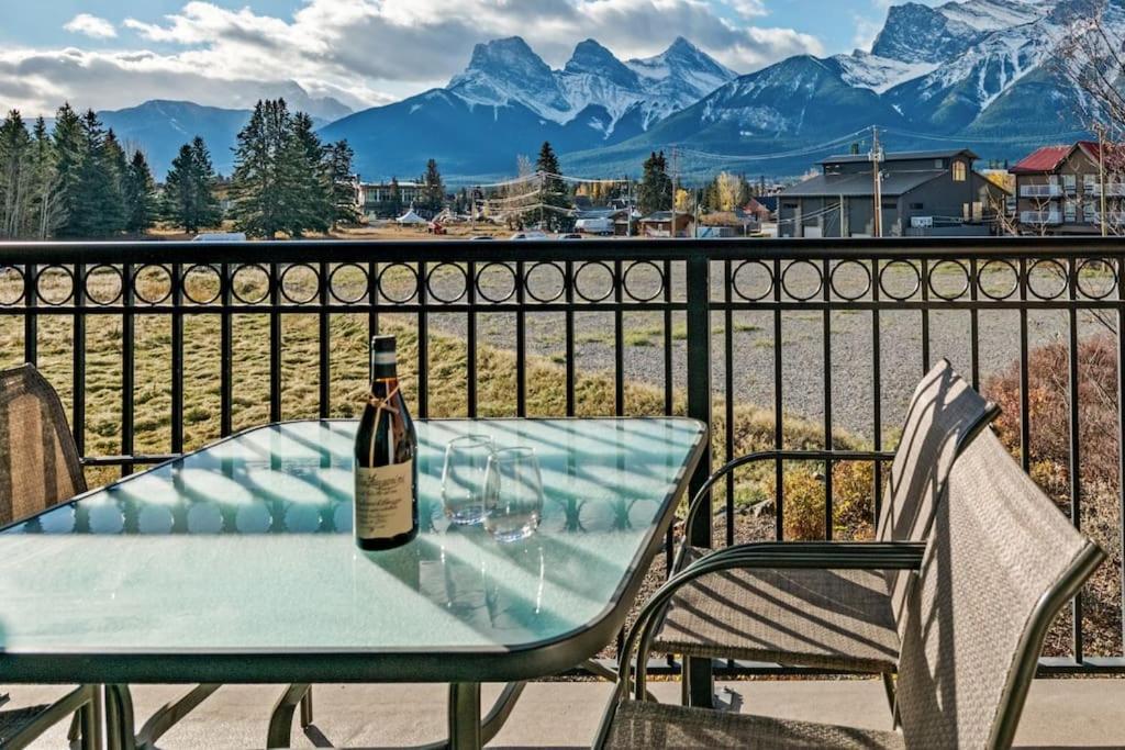 Stunning Mountain Views - Pool&Hottub - King Bed - Bbq Apartment Canmore Exterior photo