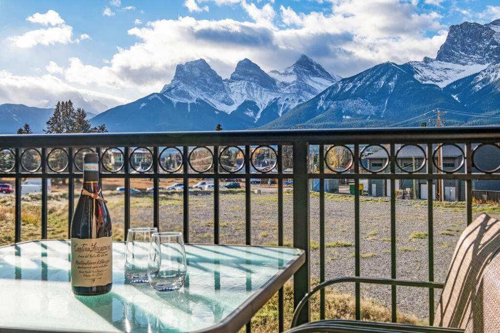 Stunning Mountain Views - Pool&Hottub - King Bed - Bbq Apartment Canmore Exterior photo